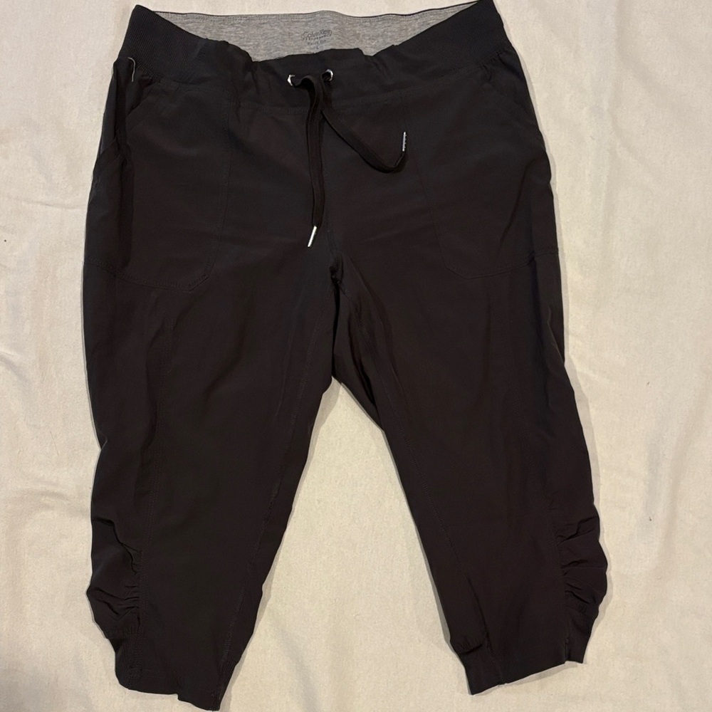 Calvin Klein Women’s Black Capris